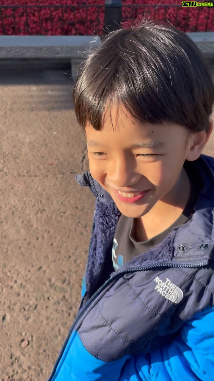 Ernest Prakasa Instagram - Sebelum gw rekam, dia bilang "Papa tadi aku liat itu speed-nya seratus kempeuh". Ternyata "kempeuh" yang dimaksud adalah "kmph" alias Kilometer Per Hour. Anak 9th ini celetukannya aneh-aneh, masalahnya untuk ngaplod video dia tuh minta izinnya alot banget. Harus nego dulu, harus kasi alasan kenapa gw pengen aplod videonya. Bahkan dia pernah ngamuk karna gak suka liat video dia kecil lagi nangis di IG feed gw, alhasil langsung gw archive videonya. Maksud hati ngajarin soal consent, tapi ternyata lumayan merepotkan diri sendiri. π #SnowAurorArashi