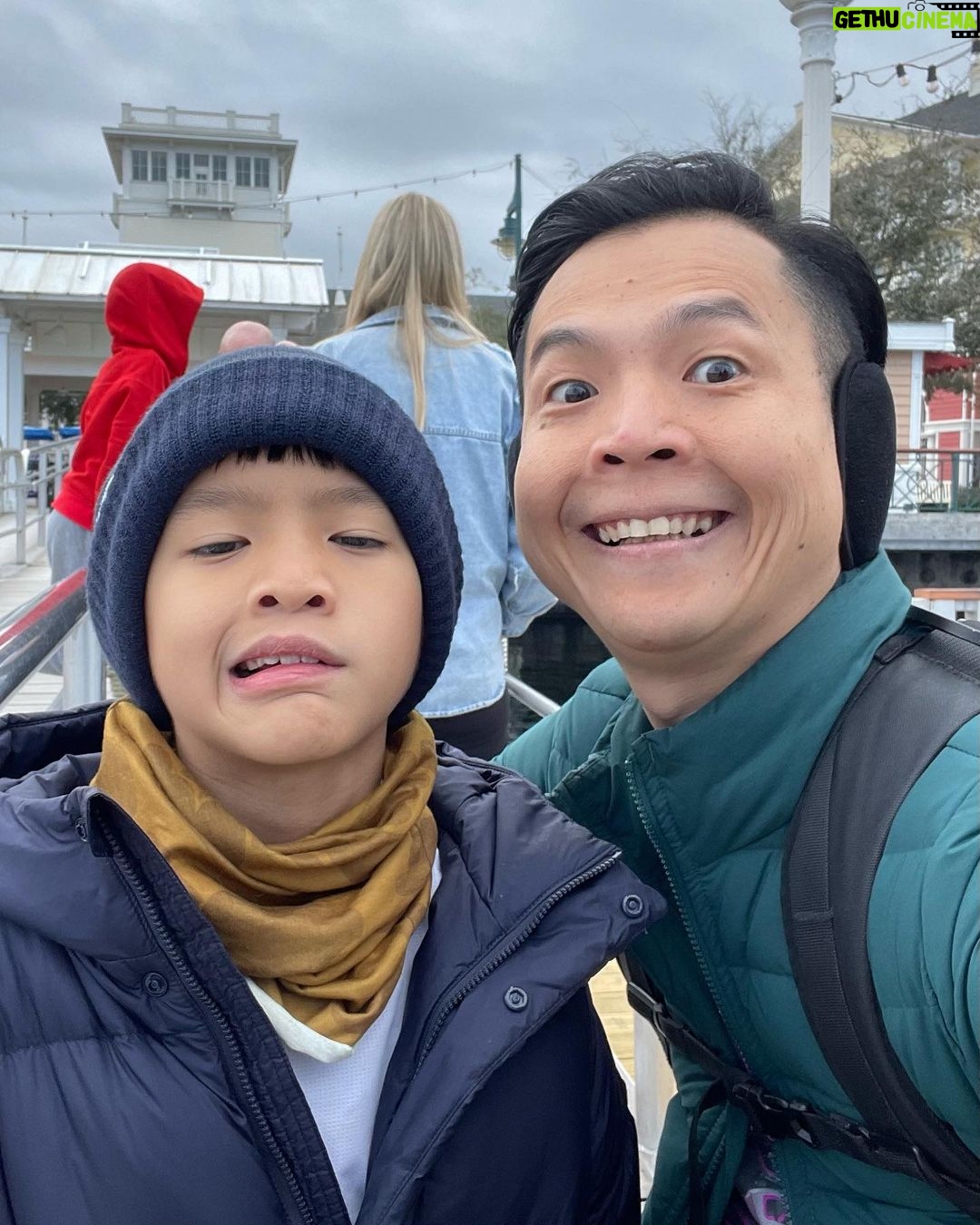 Ernest Prakasa Instagram - Umur Snow udah 9 tahun. Jadi sedih mikirin jangan-jangan liburan berikutnya gw udah gak kuat gendong dia lagi. Alhasil bela-belain kali ini gw gendong melulu, pinggang encok hati mellow. 🥺 #SnowAurorArashi