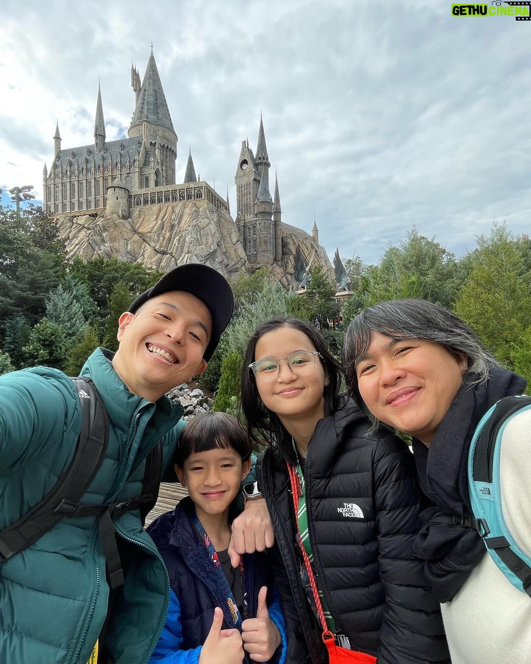 Ernest Prakasa Instagram - Tahun tersibuk & tergaspol, dengan banyak kejutan indah, teman-teman baru, plus kado super manis di penghujungnya. Tahun depan pelan-pelan dikit lah ya. Selamat tahun baru kawan-kawan, semoga hari-harimu semakin bahagia. 🤍 #SkyTierraSolana #SnowAurorArashi #KeluargaPrakasa #BeautifulMESS