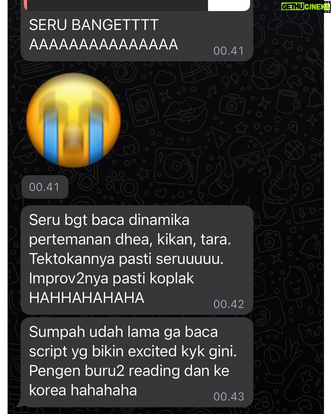 Ernest Prakasa Instagram - Ada aktor kece paporit yang udah baca skripnya @meiranastasia. Coba tebak dari cara ngetiknya kira-kira siapa? 🤪