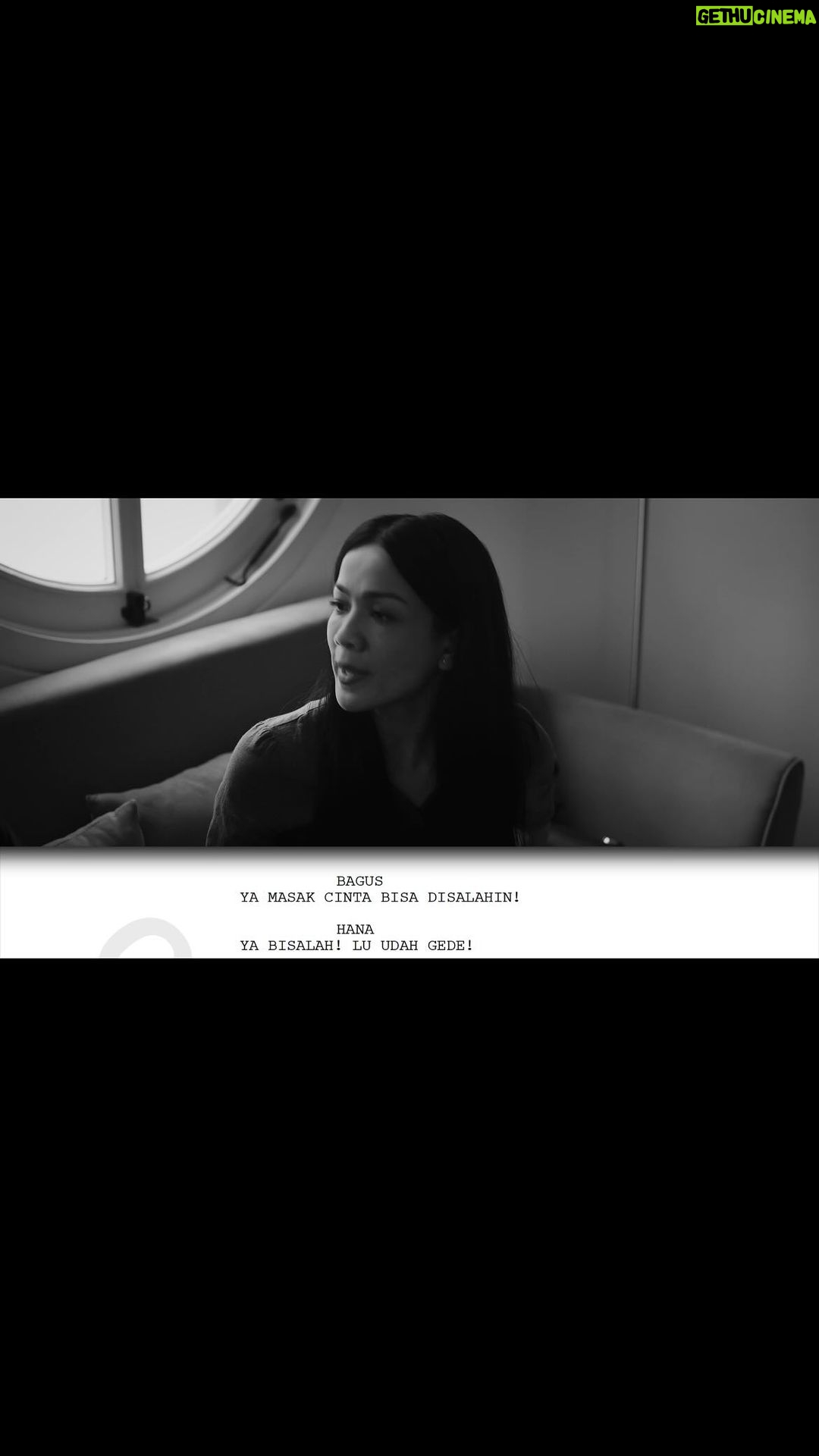 Ernest Prakasa Instagram - Salah satu scene yang membuat bioskop begitu hening. Larut dalam atraksi dua aktor mumpuni yang sedang memainkan lakon dari dalang yang tak kalah sakti. Magis. #Jesedef #JatuhCintaSepertiDiFilmFilm