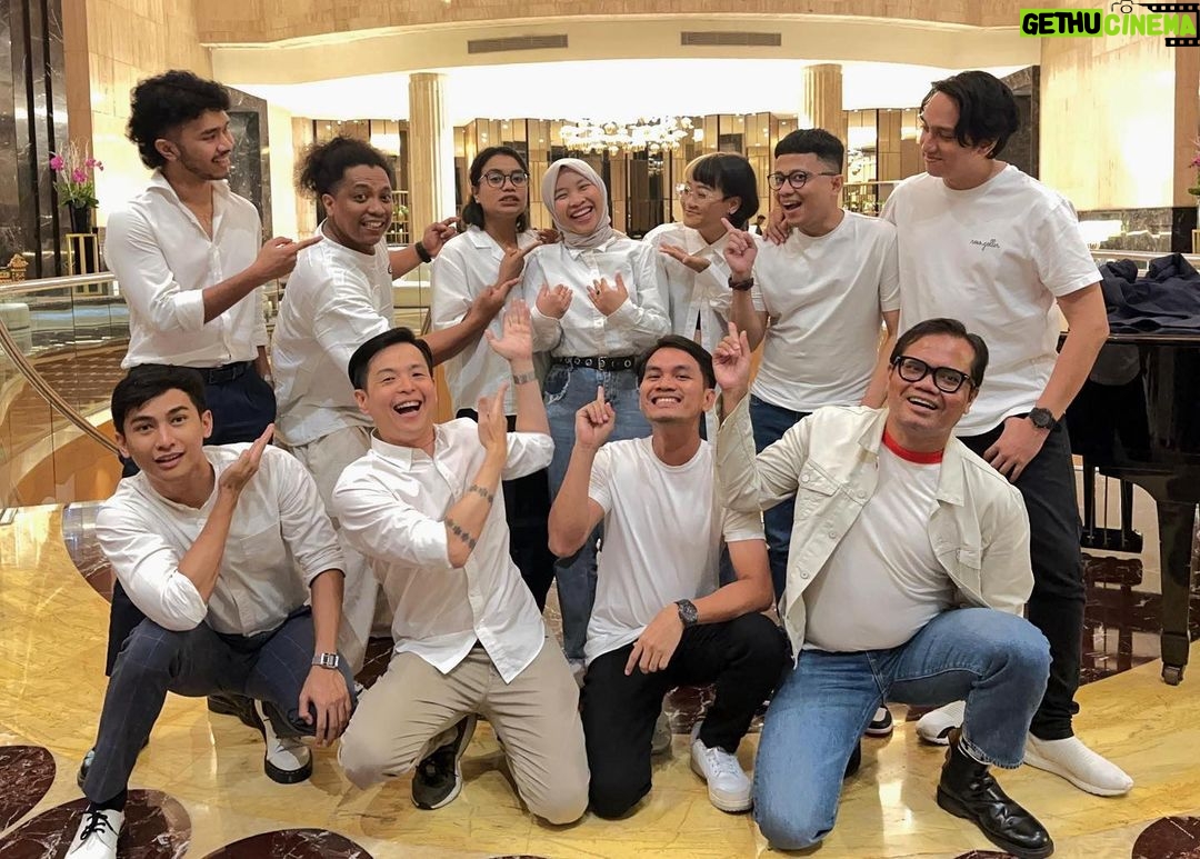 Ernest Prakasa Instagram - Ritual awal tahun, makan bareng keluarga besar @hahaha_corp, kali ini minus @oktaviyafrita yang gak bisa ninggalin adek bayi. Selamat datang rekrutan terbaru, @boah_sartika! Semoga tetap membumi dan makin meroket!