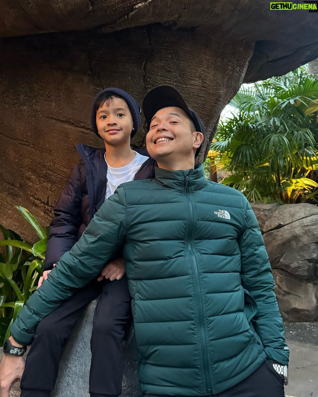 Ernest Prakasa Instagram - Umur Snow udah 9 tahun. Jadi sedih mikirin jangan-jangan liburan berikutnya gw udah gak kuat gendong dia lagi. Alhasil bela-belain kali ini gw gendong melulu, pinggang encok hati mellow. 🥺 #SnowAurorArashi