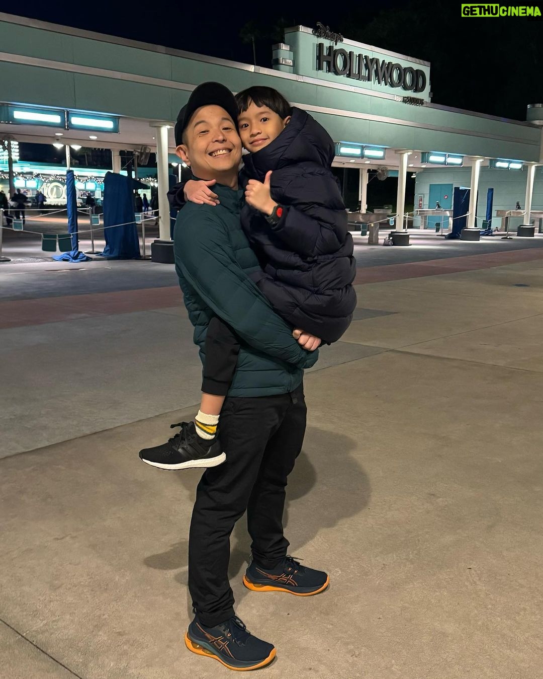 Ernest Prakasa Instagram - Umur Snow udah 9 tahun. Jadi sedih mikirin jangan-jangan liburan berikutnya gw udah gak kuat gendong dia lagi. Alhasil bela-belain kali ini gw gendong melulu, pinggang encok hati mellow. 🥺 #SnowAurorArashi