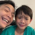 Ernest Prakasa Instagram - Umur Snow udah 9 tahun. Jadi sedih mikirin jangan-jangan liburan berikutnya gw udah gak kuat gendong dia lagi. Alhasil bela-belain kali ini gw gendong melulu, pinggang encok hati mellow. 🥺 #SnowAurorArashi