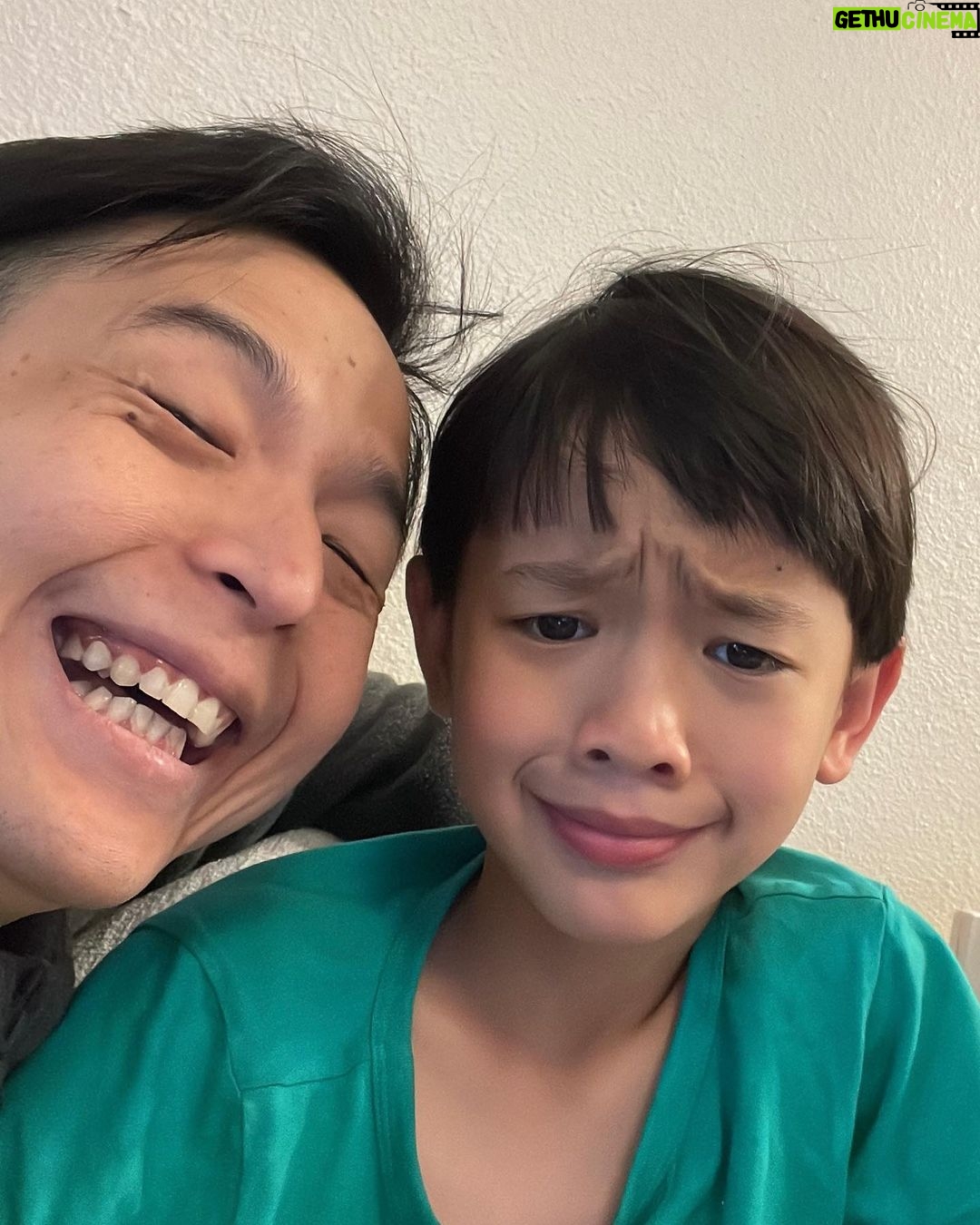 Ernest Prakasa Instagram - Umur Snow udah 9 tahun. Jadi sedih mikirin jangan-jangan liburan berikutnya gw udah gak kuat gendong dia lagi. Alhasil bela-belain kali ini gw gendong melulu, pinggang encok hati mellow. 🥺 #SnowAurorArashi