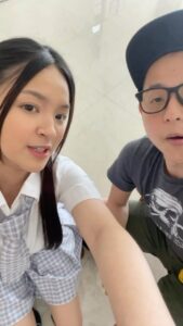 Ernest Prakasa Instagram - Rese ni gen-z atu @elsaajapasal cara megang hape aja di-judge. 🙄