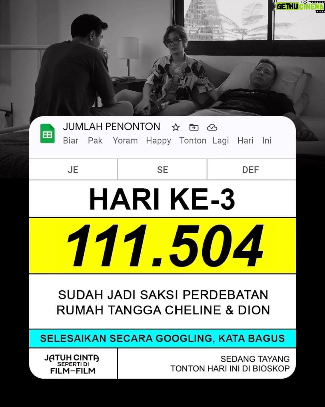 Ernest Prakasa Instagram - Kita udah terlalu sering melakukan pelaporan jumlah penonton, sampe kadang lupa kalo ini bukan cuma statistik, tapi orang beneran. Coba bayangin. Kapasitas kursi Stadion GBK itu sekitar 80 ribu orang. Dalam 3 hari, #Jesedef ditonton oleh 111 ribu orang. Artinya ada 111 ribu orang yang mempercayakan upayanya pada sebuah film Indonesia yang hampir 90% disajikan dalam visual hitam putih. Siapa yang menduga ini bisa terjadi? Sebelum film ini tayang, gw bilang ke tim promo, "Kalo kita bisa tembus 100 ribu penonton aja gw udah lega". Ternyata angka itu udah ditembus dalam 3 hari pertama. Ga masuk akal. Terimakasih ya udah jadi bagian dari perjalanan ini bersama @imajinari.id. 🥺 #JatuhCintaSepertiDiFilmFilm