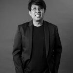 Ernest Prakasa Instagram - Di screening JAFF, Mas @garin_film bilang, "Yandy itu memahami manusia". Sebuah analisis yang sederhana namun akurat. Pemahaman itulah yang membuat Yandy begitu cermat dalam menyajikan karakter Hana & Bagus dengan lapisan-lapisannya yang kaya namun subtil. Buktikan sendiri betapa terampilnya @yndlaurens di #JatuhCintaSepertiDiFilmFilm, sudah tayang di bioskop! 🤍 📸 @jozz_felix