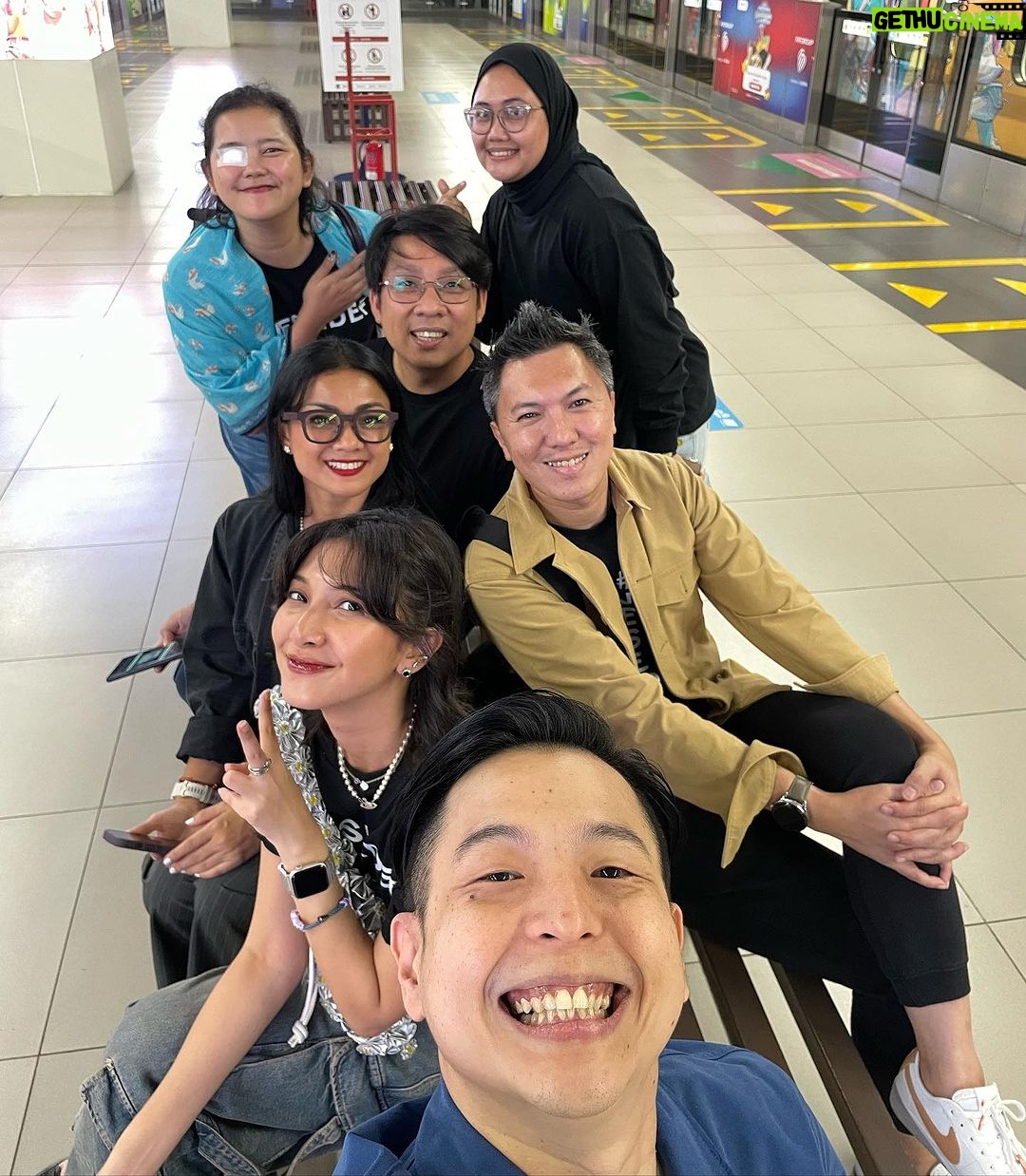 Ernest Prakasa Instagram - Terimakasih buat teman-teman yang udah jadi bagian dari para penonton hari pertama. Kami istirahat dulu ya setelah seharian keliling-keliling. Terimakasih atas cintanya yang bertubi-tubi. 🤍