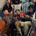 Ernest Prakasa Instagram - Makasi kiriman videonya @evatrifosa. Kebetulan memang ada fun fact, hari ini adalah satu-satunya hari dimana saya berkontribusi membantu @yndlaurens untuk eksekusi salah satu shot di #Jesedef. Ada lah gunanya gw nongkrong situ. 😂
