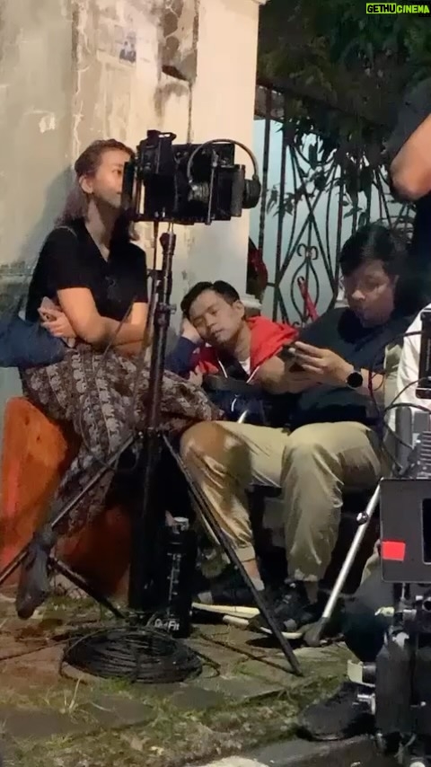 Ernest Prakasa Instagram - Makasi kiriman videonya @evatrifosa. Kebetulan memang ada fun fact, hari ini adalah satu-satunya hari dimana saya berkontribusi membantu @yndlaurens untuk eksekusi salah satu shot di #Jesedef. Ada lah gunanya gw nongkrong situ. 😂