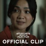 Ernest Prakasa Instagram - Saya merenung lama menyimak dialog ini. Sebuah interpretasi yang indah sekaligus pedih tentang berduka dan melanjutkan hidup. Memang kurang ajar @yndlaurens. Penyampaian @nirinazubir_ pun aduhai. @ringgoagus sih enak tinggal diem doang. 😤 #JatuhCintaSepertiDiFilmFilm, tayang mulai besok di bioskop. 🤍