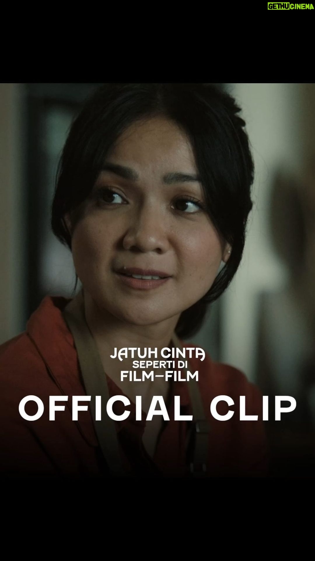Ernest Prakasa Instagram - Saya merenung lama menyimak dialog ini. Sebuah interpretasi yang indah sekaligus pedih tentang berduka dan melanjutkan hidup. Memang kurang ajar @yndlaurens. Penyampaian @nirinazubir_ pun aduhai. @ringgoagus sih enak tinggal diem doang. 😤 #JatuhCintaSepertiDiFilmFilm, tayang mulai besok di bioskop. 🤍