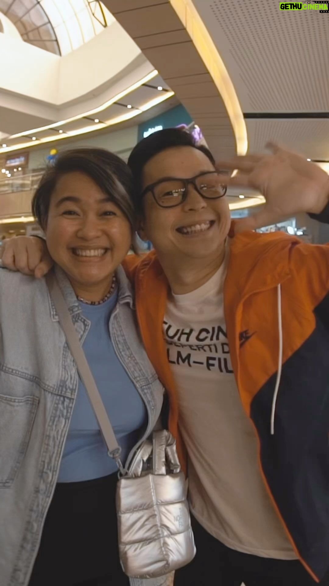 Ernest Prakasa Instagram - Mungkin lo udah liat beberapa photo booth #JatuhCintaDiFilmFilm persembahan @selfietimeid. Minggu lalu gw sama @meiranastasia sempet nostalgia masa muda di Selfie Time juga. Tonton deh videonya, ada easter egg salah satu aktor paporit gw. 😂 Yang penasaran pengen nyoba experience-nya, langsung aja ke @selfietimeid terdekat!