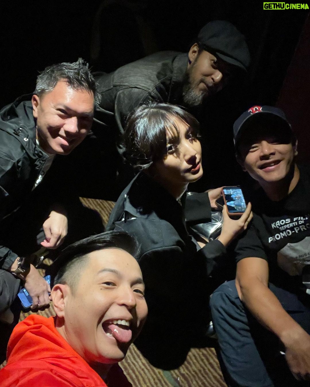 Ernest Prakasa Instagram - Salah satu ritual ketika promo film. Ngedeprok di pojokan, siap-siap greetings. Biasanya ditemani sistagor & java tea. 🥹
