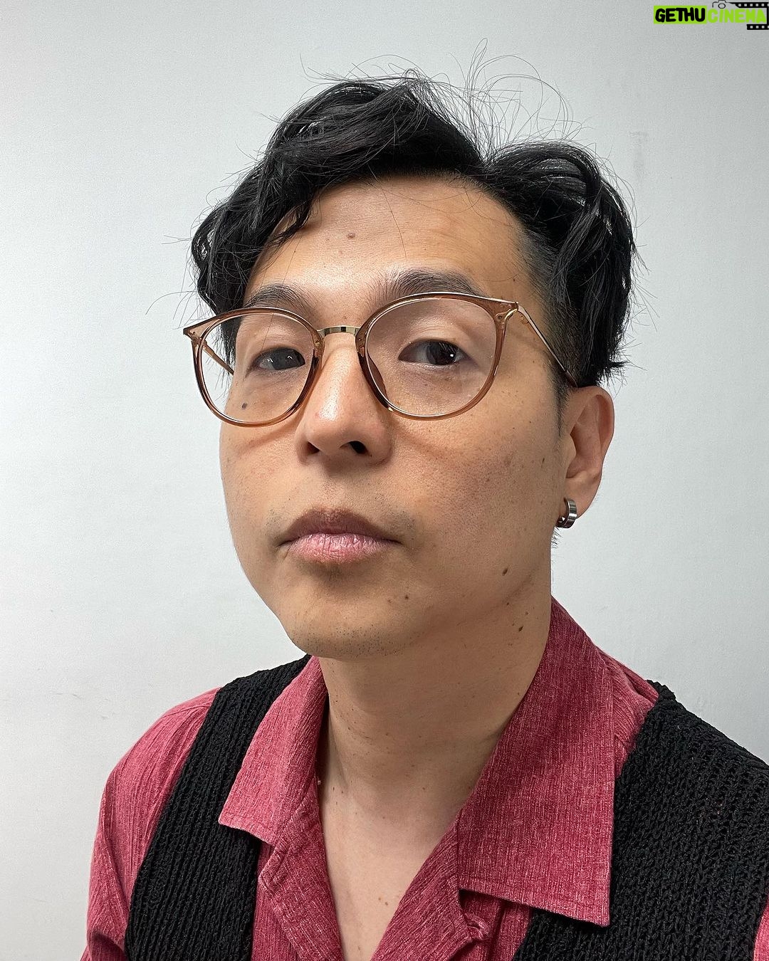 Ernest Prakasa Instagram - Look test untuk karakter "Alan", yang akan muncul di film layar lebar perdana @arie_kriting. Kata co-director @kristo.immanuel sih biar kayak oppa Korea. Tapi kok rasanya lebih kayak Cina Tanjung Duren lagi cosplay Ardhito Pramono. Make-up & hair: @amaliacantiqa Costume: @ametysh
