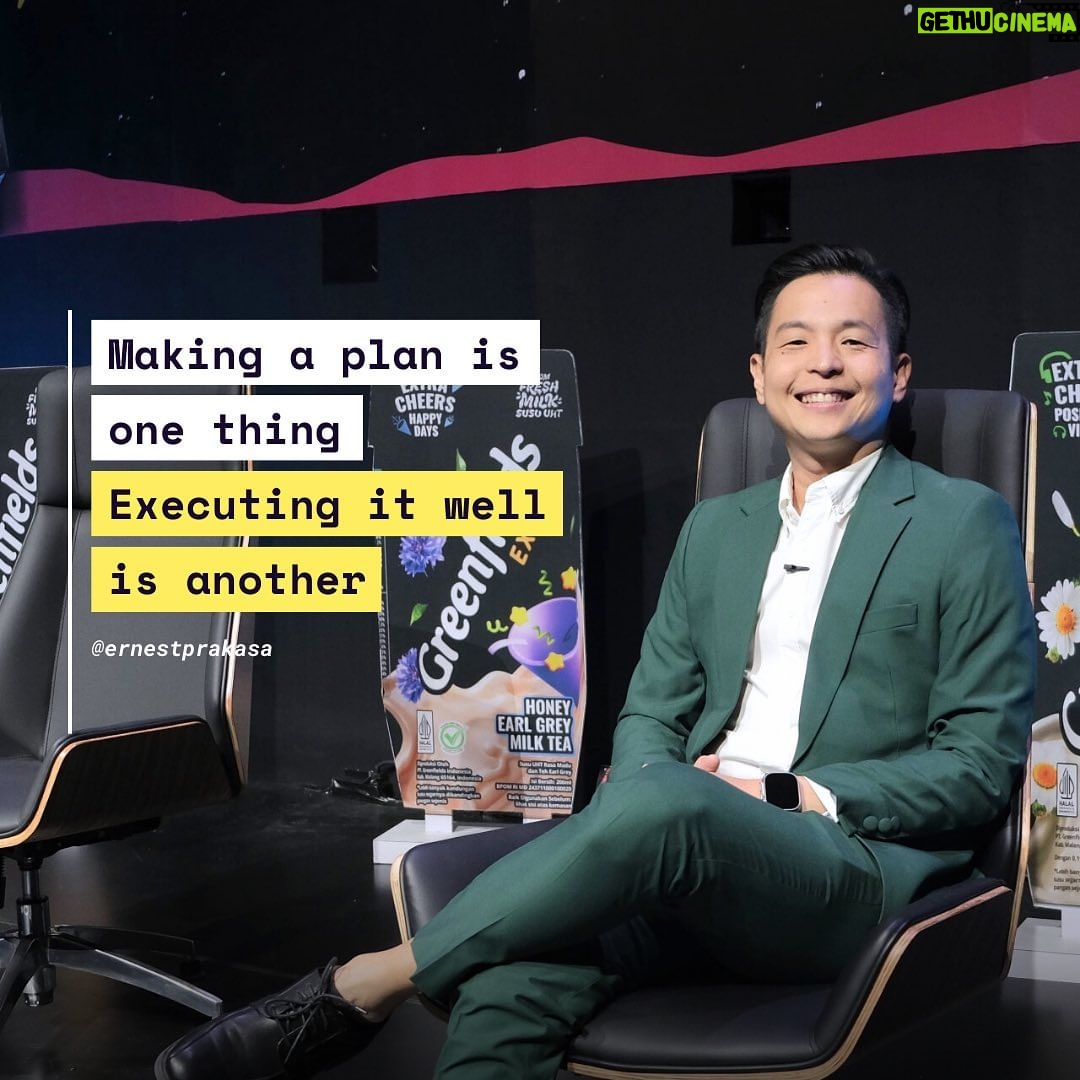 Ernest Prakasa Instagram - Yap, akhirnya hasil perjuangan mereka sudah sampai tahap final! Setelah kemarin banyak dibekali ilmu dari bootcamp, ini saatnya kita lihat perjuangan mereka ke tahap berikutnya. Yuk, support para future leaders ini eksklusif di Vidio! 💪 #GreenfieldsExtra #GenerasiExtraBootcamp #ExtraMAuGERak