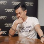 Ernest Prakasa Instagram - Minum Seperti di Film-Film. 🤣 Boleh lho ikutan bikin video _ _ _ _ _ Seperti di Film-Film! Makan, tidur, ngelamun, Seperti di Film-Film. Bebas deh. Kreasikan! Tag ke @imajinari.id & @cerita_films. Yang paling seru kami repost dan dapat tiket Gala Premiere! 🙏🏻😆 Ditunggu yaaaa. #Jesedef #JatuhCintaSepertidiFilmFilm #KehilanganWarnaHidup