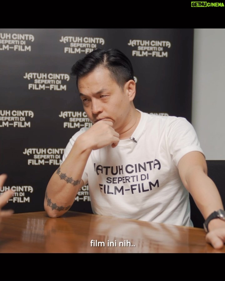 Ernest Prakasa Instagram - Minum Seperti di Film-Film. 🤣 Boleh lho ikutan bikin video _ _ _ _ _ Seperti di Film-Film! Makan, tidur, ngelamun, Seperti di Film-Film. Bebas deh. Kreasikan! Tag ke @imajinari.id & @cerita_films. Yang paling seru kami repost dan dapat tiket Gala Premiere! 🙏🏻😆 Ditunggu yaaaa. #Jesedef #JatuhCintaSepertidiFilmFilm #KehilanganWarnaHidup