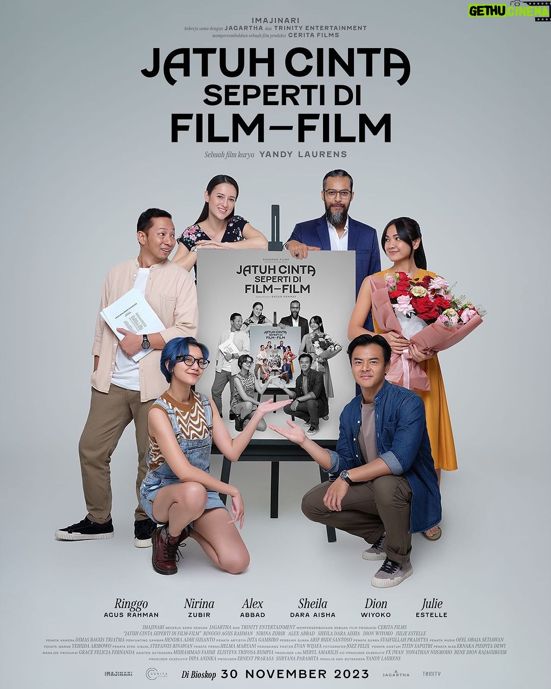 Ernest Prakasa Instagram - OFFICIAL POSTER JATUH CINTA SEPERTI DI FILM FILM @Imajinari.id dan @cerita_films mempersembahkan film dari penulis dan sutradara @yndlaurens. Bercerita tentang Bagus, seorang penulis skenario film yang bertemu lagi dengan Hana, teman SMA pujaan hatinya yang baru saja menjanda. Tanpa Hana tahu, Bagus menulis semua obrolan pribadi Bagus dan Hana menjadi sebuah film layar lebar. Padahal Hana pada saat itu sedang kehilangan warna hidupnya karena sang suami baru beberapa bulan saja meninggal dunia. Berhasilkah Bagus memberikan warna baru di dalam hidupnya Hana? Diperankan oleh @nirinazubir_ @ringgoagus @alexabbad @sheiladaisha @dionwiyoko @julstelle. Jatuh Cinta di Film-Film tayang 30 November 2023 di bioskop. Mention teman yang mau kamu ajak nonton! #Jesedef #JatuhCintadiFilmFilm #KehilanganWarnaHidup Design by @evanwijaya95 Photo by @jozz_felix