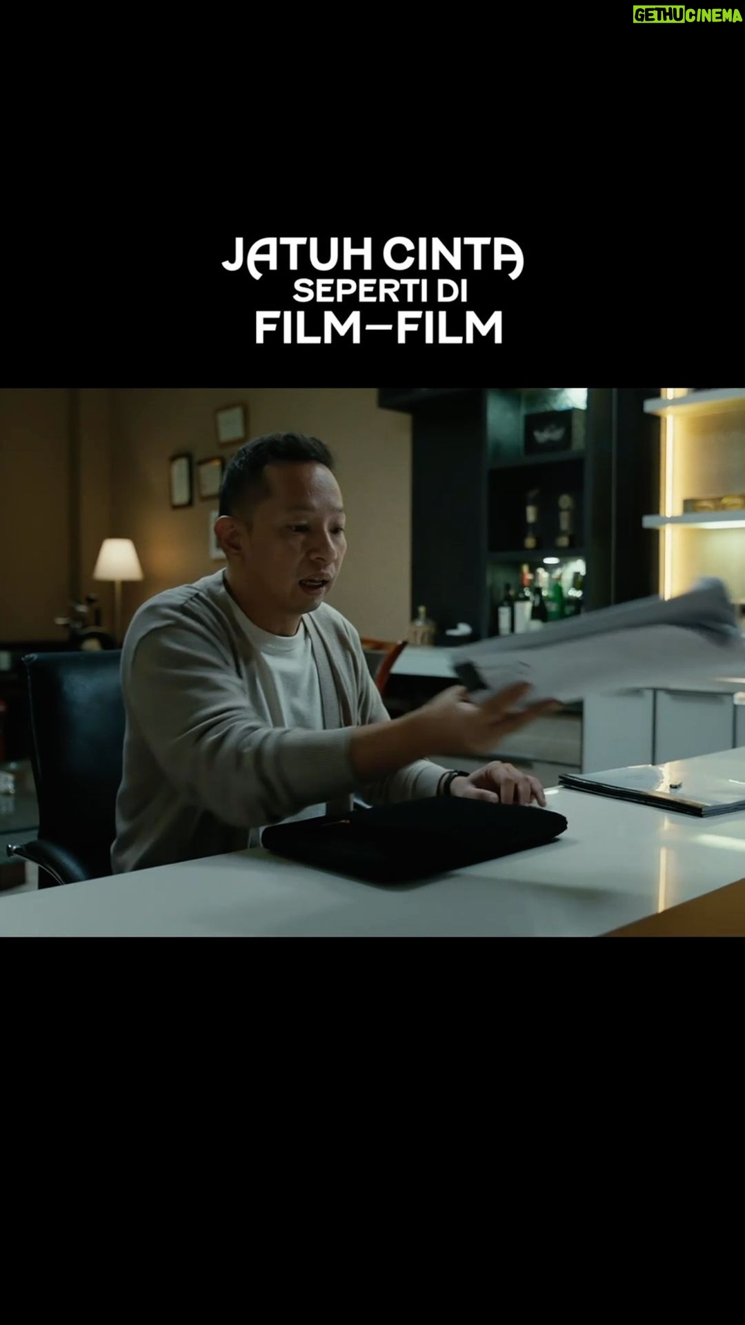 Ernest Prakasa Instagram - Ingin hati hangat di hari Senin yang penat? Ini tutorialnya biar kamu plong: 1) Tonton MV Bercinta Lewat Kata @donnemaula. 2) Lanjut MV Sudut Memori @yurayunira. 3) Baru deh ke trailer Jatuh Cinta Seperti di Film-Film. Klo sudah coba, kabarin di komentar ya! 🫡 #Jesedef #JatuhCintaSepertidiFilmFilm #KehilanganWarnaHidup