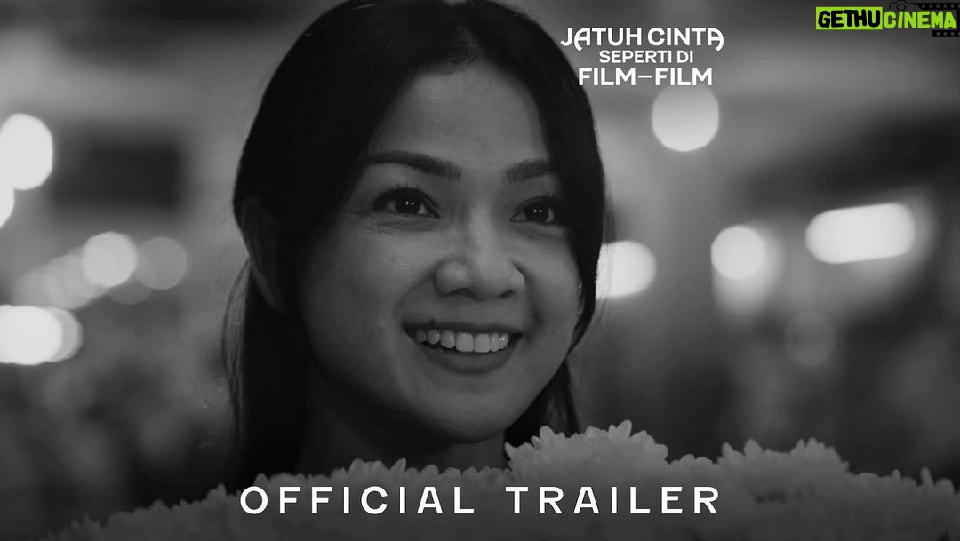 Ernest Prakasa Instagram - OFFICIAL TRAILER JATUH CINTA SEPERTI DI FILM-FILM! Bagus bertemu lagi dengan Hana, teman SMA pujaan hatinya yang baru saja menjanda. Tanpa Hana tahu, Bagus menulis semua obrolan pribadi Bagus dan Hana menjadi sebuah film. Romantis gak tuh? Pak produser sih suka dengan ceritanya. Tapi bagaimana dengan Hana? Saksikan JATUH CINTA SEPERTI DI FILM-FILM, tayang 30 November 2023 di seluruh bioskop Indonesia. #Jesedef #JatuhCintaSepertidiFilmFilm #KehilanganWarnaHidup