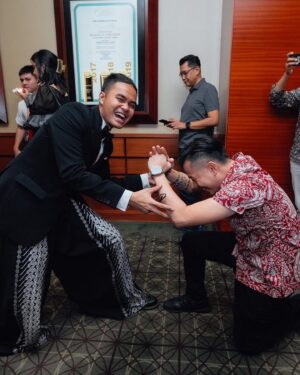 Ernest Prakasa Instagram - AJARI AKU SUHU! 😭😭😭

📸 @robin_budidharma