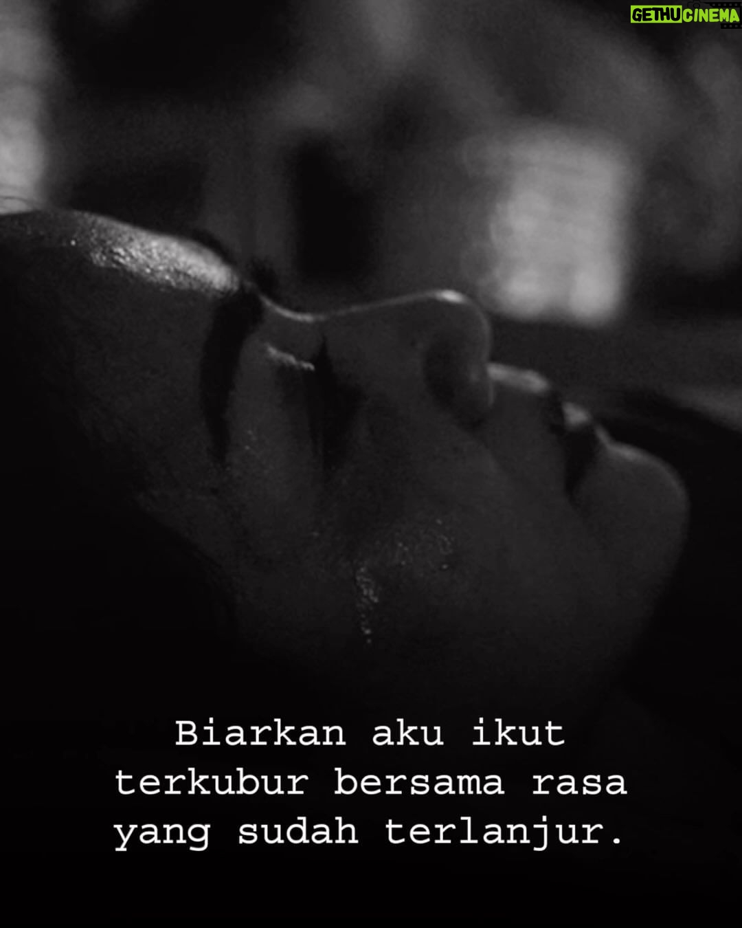 Ernest Prakasa Instagram - Saat kehilangan pasangan hidup, apakah kita akan pernah move-on? Pertanyaan itu yang tengah dihadapi Hana, diperankan dengan luar biasa oleh @nirinazubir_. 🤍 #Jesedef #JatuhCintaSepertidiFilmFilm #KehilanganWarnaHidup