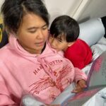 Ernest Prakasa Instagram - Secapek apa pun, kalo anak bontot minta bacain buku dulu sebelum tidur, pasti meleyot. 🤍 #SnowAurorArashi