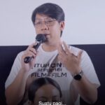 Ernest Prakasa Instagram - Sebagai produser, ada rasa kuatir saat @yndlaurens bilang film #Jesedef ini akan disajikan dalam format mayoritas hitam-putih, sebagai interpretasinya untuk perasaan dukacita. Tapi saat Yandy menjelaskan ini ke saya, saya pun tidak lagi mempertanyakan. Akhirnya, kita salaman. Hasil kolaborasi kami, bisa kamu nikmati di bioskop mulai 30 November. 🤍 #JatuhCintaSepertiDiFilmFilm #KehilanganWarnaHidup