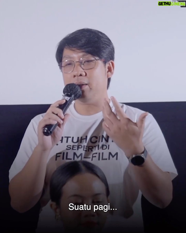 Ernest Prakasa Instagram - Sebagai produser, ada rasa kuatir saat @yndlaurens bilang film #Jesedef ini akan disajikan dalam format mayoritas hitam-putih, sebagai interpretasinya untuk perasaan dukacita. Tapi saat Yandy menjelaskan ini ke saya, saya pun tidak lagi mempertanyakan. Akhirnya, kita salaman. Hasil kolaborasi kami, bisa kamu nikmati di bioskop mulai 30 November. 🤍 #JatuhCintaSepertiDiFilmFilm #KehilanganWarnaHidup