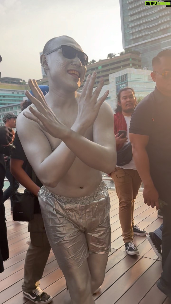 Ernest Prakasa - 123.2K Likes - Ini ada video versi pendeknya geys. Tiga manusia silver dan satu manusia emas. Terimakasih pasukan! 🫶
🎥 @meiranastasia