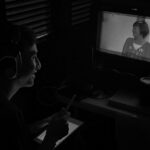 Ernest Prakasa Instagram – Sejak @hahaha_corp berdiri, mungkin perjalanan karir @arditerwandha lah yang paling dramatis dibanding semua talent yang lain. Ardit adalah satu-satunya komika yang direkrut sejak masih berstatus “anak komunitas” di Samarinda. belum masuk SUCI, SUCA, atau Metro TV. Masih ceking dan udik, tapi lumayan ganteng kalo dibandingin sama @yonobakrie.
Ardit bergabung tahun 2015, lalu langsung ikut audisi SUCI. Gagal lolos. Saya berikan pilihan, berjuang di Jakarta, atau menyerah dan mudik. Ardit memilih berjuang, keliling open mic, sambil mengintai berbagai peluang. Setahun kemudian, Ardit bukan hanya lolos, tapi berhasi melaju hingga grand final SUCI, tumbang di tangan @indrajegel.
Fast forward delapan tahun kemudian, Ardit sudah memetik buah ketekunannya, menjadi aktor dan kreator konten yang lumayan sukses. Dan sekarang, ia sedang melakukan debutnya sebagai sutradara di serial #NurutApaKataMama season 2. Bangga banget.
Tetap ilmu pari abangku @arditerwandha. π³
