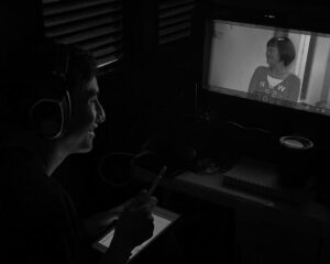 Ernest Prakasa Instagram - Sejak @hahaha_corp berdiri, mungkin perjalanan karir @arditerwandha lah yang paling dramatis dibanding semua talent yang lain. Ardit adalah satu-satunya komika yang direkrut sejak masih berstatus "anak komunitas" di Samarinda. belum masuk SUCI, SUCA, atau Metro TV. Masih ceking dan udik, tapi lumayan ganteng kalo dibandingin sama @yonobakrie.

Ardit bergabung tahun 2015, lalu langsung ikut audisi SUCI. Gagal lolos. Saya berikan pilihan, berjuang di Jakarta, atau menyerah dan mudik. Ardit memilih berjuang, keliling open mic, sambil mengintai berbagai peluang. Setahun kemudian, Ardit bukan hanya lolos, tapi berhasi melaju hingga grand final SUCI, tumbang di tangan @indrajegel.

Fast forward delapan tahun kemudian, Ardit sudah memetik buah ketekunannya, menjadi aktor dan kreator konten yang lumayan sukses. Dan sekarang, ia sedang melakukan debutnya sebagai sutradara di serial #NurutApaKataMama season 2. Bangga banget.

Tetap ilmu pari abangku @arditerwandha. 🐳