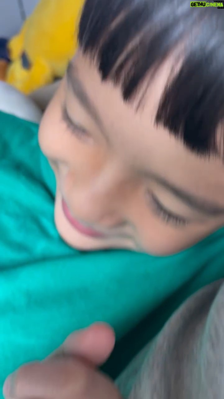 Ernest Prakasa Instagram - Awalnya, gw banyak denger hal mengerikan tentang game Roblox yang digandrungi anak-anak ini. Katanya bikin kecanduan lah, banyak predator mengintai lah, dll. Setelah riset soal Roblox gw menemukan banyak keajaiban di dalamnya. Akhirnya gw ngizinin Snow (9) main, dengan pengawasan ketat, dan dengan syarat nggak boleh chat dengan orang asing selain teman sendiri di dunia nyata. Ternyata, Roblox ini memang canggih banget. Selain kreativitas tak terbatas, Snow belajar banyak life skill di game ini melalui interaksinya dengan orang banyak. Negosiasi, waspada penipuan, grinding objectives, dan hal-hal lain yang menurut gw cenderung positif. Dan yang terbaru, dia belajar memanfaatkan celah kelemahan pada sistem. Main semacam theme park tycoon, dan dia nemu cara memaksimalkan pendapatan tanpa harus nunggu orang naik full ride, yaitu bikin rollercoaster buntung. π #SnowAurorArashi