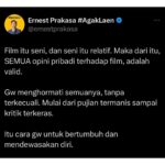 Ernest Prakasa Instagram – Jujur, awal-awal bikin film, kritik itu rasanya menyakitkan sekali. Tapi kemudian gw memposisikan diri sebagai penonton. Membayangkan kalo gw nggak bisa menikmati film yang baru ditonton. Apakah kalo mau meluapkan kekecewaan, lantas harus memikirkan perasaan pembuatnya? Sepertinya repot ya.

Sepintas terdengar tangguh, tapi jangan salah, gw pun bisa ada di titik ini setelah hampir satu dekade berproses sebagai filmmaker. Jadi buat teman-teman yang baru memulai, ketahanan menghadapi kritik memang nggak otomatis, harus dilatih. Tapi sebaiknya, ya tetap dilatih, bukan dihindari. Mangat! 🤝✨