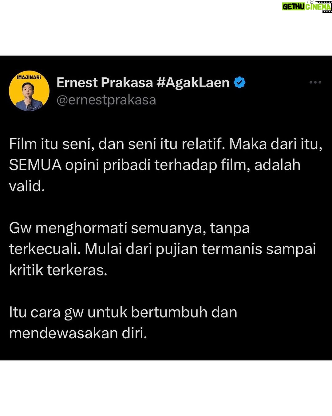 Ernest Prakasa - 40.1K Likes - Jujur, awal-awal bikin film, kritik itu rasanya menyakitkan sekali. Tapi kemudian gw memposisikan diri sebagai penonton. Membayangkan kalo gw nggak bisa menikmati film yang baru ditonton. Apakah kalo mau meluapkan kekecewaan, lantas harus memikirkan perasaan pembuatnya? Sepertinya repot ya.
Sepintas terdengar tangguh, tapi jangan salah, gw pun bisa ada di titik ini setelah hampir satu dekade berproses sebagai filmmaker. Jadi buat teman-teman yang baru memulai, ketahanan menghadapi kritik memang nggak otomatis, harus dilatih. Tapi sebaiknya, ya tetap dilatih, bukan dihindari. Mangat! 🤝✨