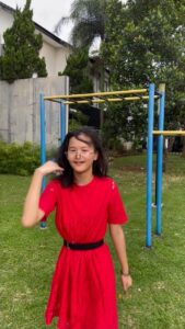 Ernest Prakasa Instagram - Ih anak perempuanku pake dress buat Imlek, anggun banget deh kam...... nevermind. #SkyTierraSolana