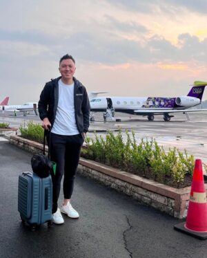 Ernest Prakasa Instagram - Terimakasih @pilem.agak.laen, sekarang @dipaaa udah punya pesawat sendiri.