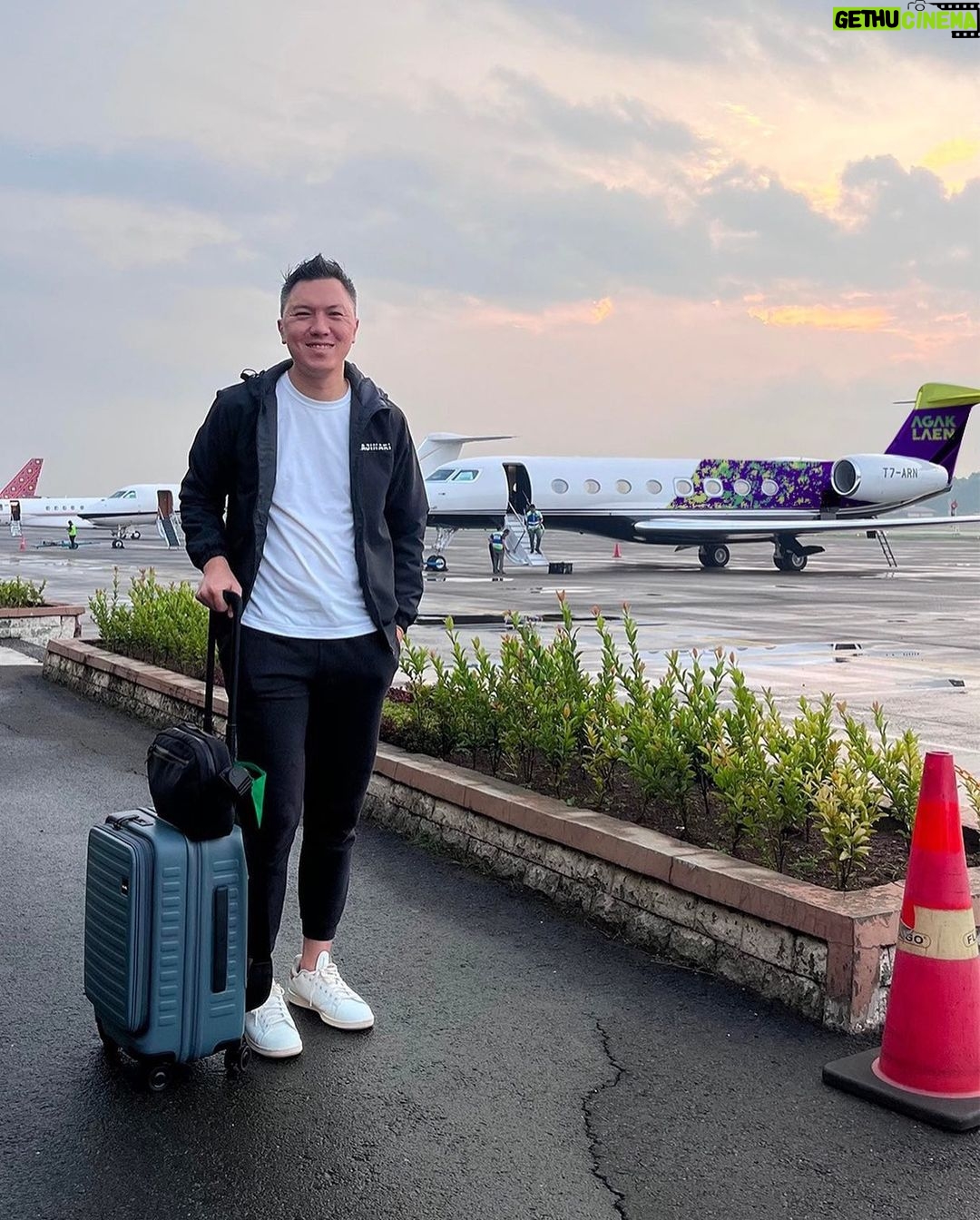 Ernest Prakasa - 28K Likes - Terimakasih @pilem.agak.laen, sekarang @dipaaa udah punya pesawat sendiri.