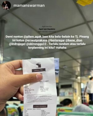 Ernest Prakasa Instagram - Ketika media visit gw sempet ditanya, "Film yang bagus itu apa sih?". Jawaban gw, film yang bagus adalah film yang ketika ditonton, orang yang senang lebih banyak daripada yang kecewa.

Bagi teman-teman di kota besar, nonton bioskop mungkin relatif mudah. Tinggal datang ke mall, parkir, langsung sampe. Tapi Indonesia ini luas. Ada juga yang untuk bisa sampe ke bioskop, harus naik kapal ferry selama 4 jam. Artinya 8 jam pulang-pergi. Bayangin kalo filmnya ternyata mengecewakan. 

Terimakasih @mamanswarman udah berbagi cerita. Salam buat teman-teman yang udah menempuh perjalanan panjang dari Dabo Singkep ke Tanjung Pinang demi nonton @pilem.agak.laen. Semoga apa yang teman-teman dapat, sepadan dengan usaha yang sedemikian besar. ❤️