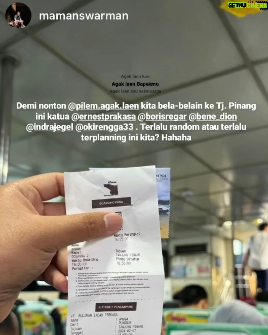 Ernest Prakasa - 29.8K Likes - Ketika media visit gw sempet ditanya, "Film yang bagus itu apa sih?". Jawaban gw, film yang bagus adalah film yang ketika ditonton, orang yang senang lebih banyak daripada yang kecewa.
Bagi teman-teman di kota besar, nonton bioskop mungkin relatif mudah. Tinggal datang ke mall, parkir, langsung sampe. Tapi Indonesia ini luas. Ada juga yang untuk bisa sampe ke bioskop, harus naik kapal ferry selama 4 jam. Artinya 8 jam pulang-pergi. Bayangin kalo filmnya ternyata mengecewakan.
Terimakasih @mamanswarman udah berbagi cerita. Salam buat teman-teman yang udah menempuh perjalanan panjang dari Dabo Singkep ke Tanjung Pinang demi nonton @pilem.agak.laen. Semoga apa yang teman-teman dapat, sepadan dengan usaha yang sedemikian besar. ❤️