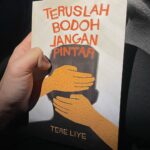 Ernest Prakasa Instagram - Saya menyesal membaca buku ini. Terlalu dekat, terlalu sesak. Pertama kali seumur hidup saya membaca novel tanpa jeda dari halaman pertama sampai terakhir. Kemudian saya tutup sampul belakang dengan mata berkabut. Saya kemudian termangu beberapa saat. Lalu saya baca ulang bab terakhirnya, menikmati betapa indahnya penulisan bagian tersebut. Lalu kembali termangu. Sungguh, novel ini benar-benar berani. Terlalu berani. Tolong jangan minta saya atau filmmaker lokal mana pun mengangkat ini ke layar lebar, kami masih ingin hidup. (PS: Terimakasih rekomendasinya @abbasarap.id)