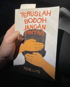 Ernest Prakasa Instagram - Saya menyesal membaca buku ini. Terlalu dekat, terlalu sesak. Pertama kali seumur hidup saya membaca novel tanpa jeda dari halaman pertama sampai terakhir. Kemudian saya tutup sampul belakang dengan mata berkabut. Saya kemudian termangu beberapa saat. Lalu saya baca ulang bab terakhirnya, menikmati betapa indahnya penulisan bagian tersebut. Lalu kembali termangu. Sungguh, novel ini benar-benar berani. Terlalu berani. Tolong jangan minta saya atau filmmaker lokal mana pun mengangkat ini ke layar lebar, kami masih ingin hidup. (PS: Terimakasih rekomendasinya @abbasarap.id)