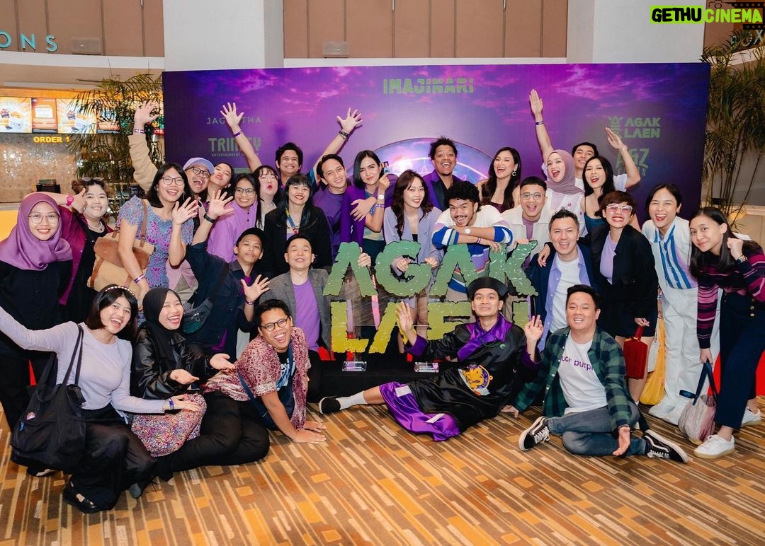 Ernest Prakasa Instagram - Sungguh hari yang penuh sukacita. Tidak akan mungkin terjadi tanpa dukungan keluargaku di luar rumah, pasukan @hahaha_corp tercinta. Thank you guys. Here's to all of us! 💜 📸 @armanfebryan @snap.nuel
