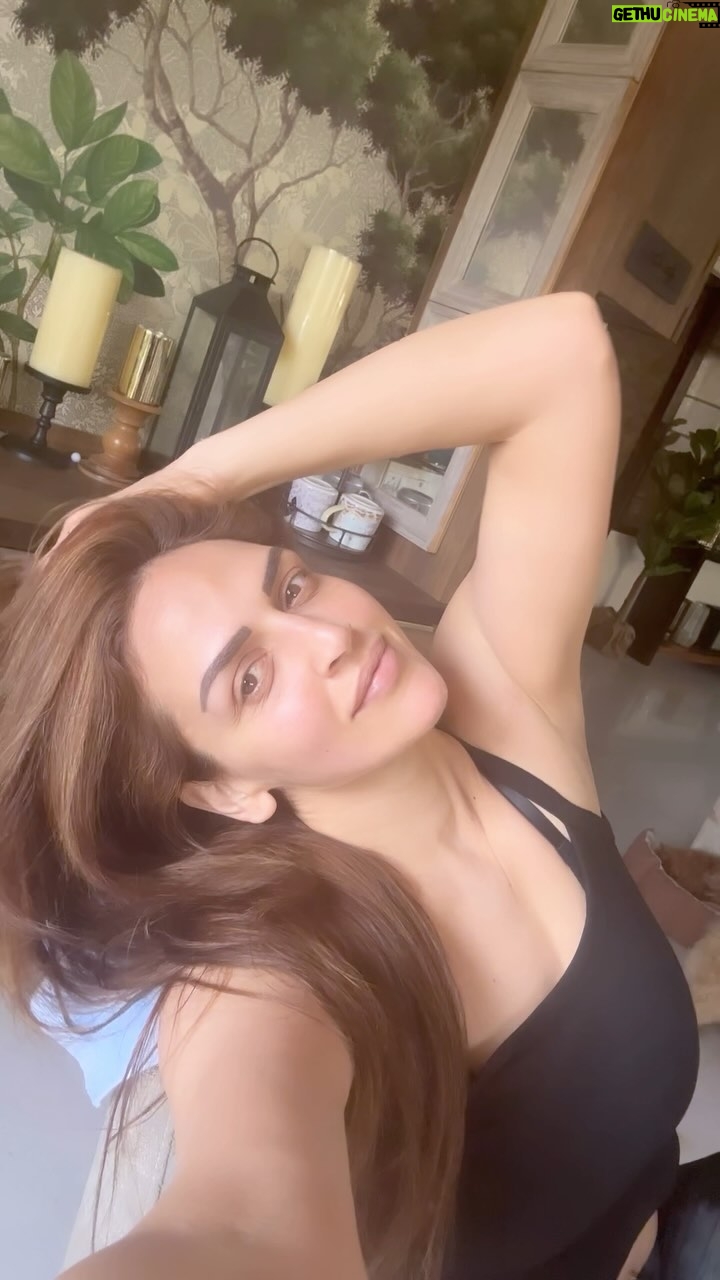 Esha Deol Instagram - When your Sunday feels every bit a Sunday ☀️💛 #postworkout #sundayvibes #sunny #sunshine #gratitude ♥️🧿