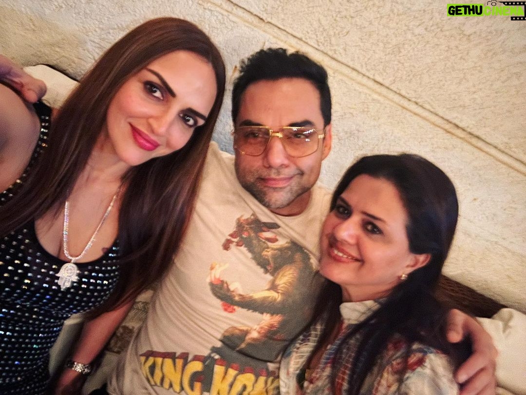 Esha Deol Instagram - With my squad.. a lovely chilled out evening ♥️🧿🫶🏼🤗♥️ @abhaydeol @ahana_deol_vohra @tinadehal @tusshark89 @itszayedkhan @neranee @kkapadias @avani.rai @smriti_khanna @mistergautam @fitnesswithsatya @neha_tanna_joshi #vaibhavvohra #mybirthday #party #aboutlastnight #rooftop #chillvibes #friends #family #gratitude ♥️🧿