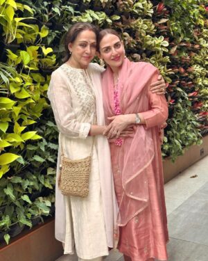 Esha Deol Instagram - Love & gratitude to all for the lovely birthday wishes & blessings coming my way ♥️🧿🙏🏼♥️ 😊
As always started my morning with a havan at home with my mother & my darling daughters ♥️🧿😊

@dreamgirlhemamalini @aapkadharam 
#itsmybirthday #love #gratitude ♥️🧿
