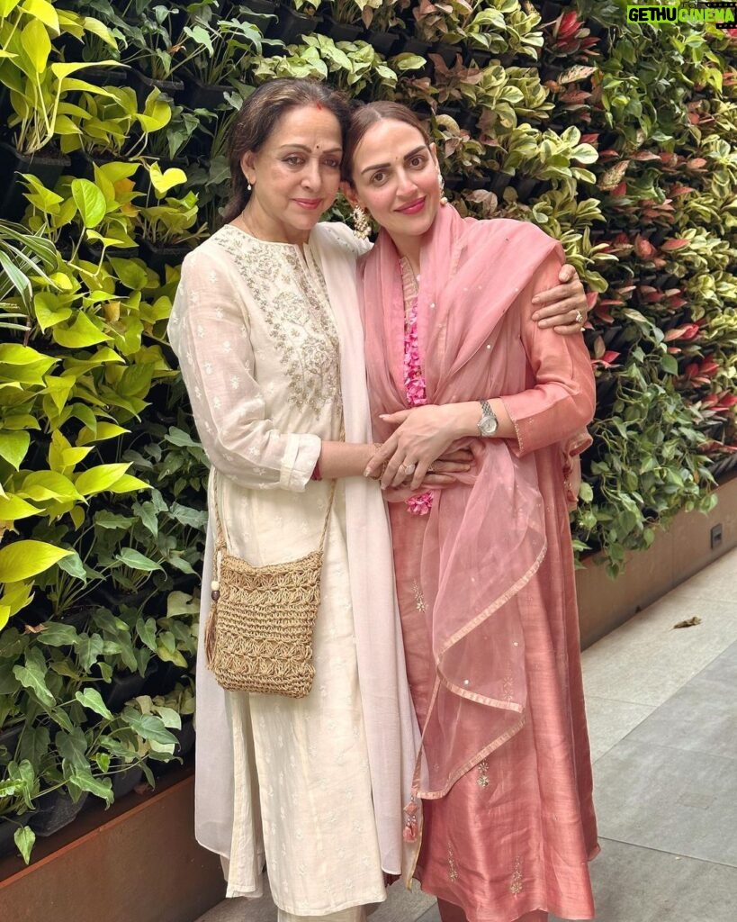 Esha Deol Instagram - Love & gratitude to all for the lovely birthday wishes & blessings coming my way ♥️🧿🙏🏼♥️ 😊 As always started my morning with a havan at home with my mother & my darling daughters ♥️🧿😊 @dreamgirlhemamalini @aapkadharam #itsmybirthday #love #gratitude ♥️🧿